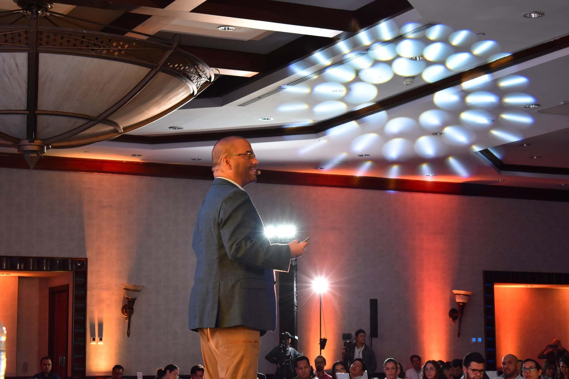 Hermes Ruiz presenting at a leadership event