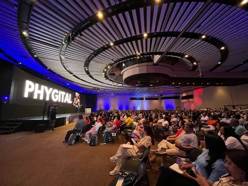 Hundreds of attendees at a Hermes Ruiz keynote